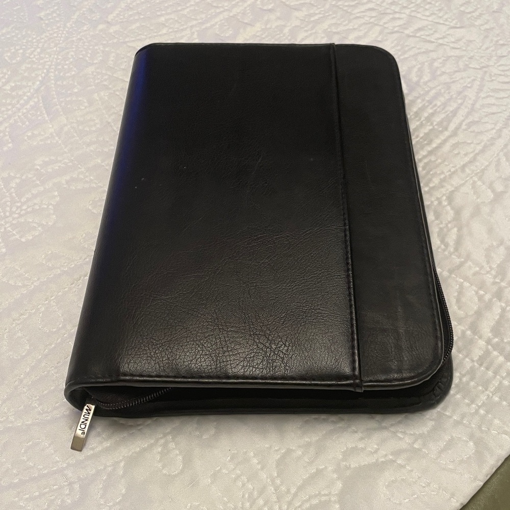 MUNDI Black Zip Planner Business Organizer Agenda Tracker Ring Binder Zip Book